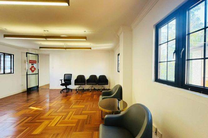 Spacious Studio Heritage Apartment in Jing'an