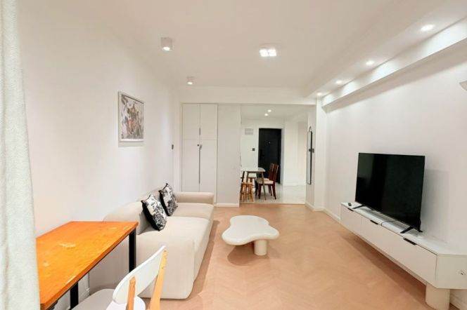 1BR Apartment near Jiangsu Rd Metro with Terrace (L2/L11)