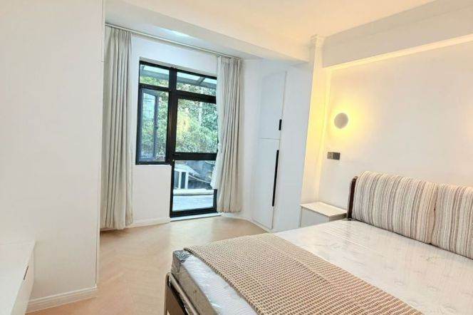 1BR Apartment near Jiangsu Rd Metro with Terrace (L2/L11)
