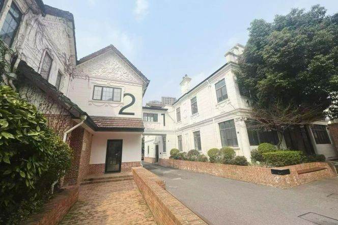 Spacious Studio Heritage Apartment in Jing'an
