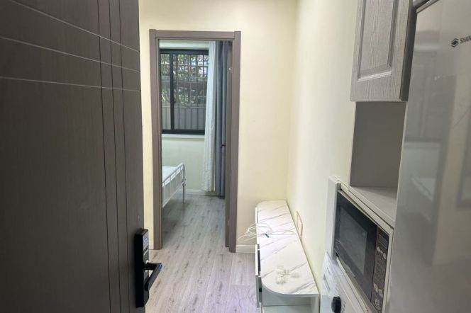 1BR Apartment in Gubei (L10)