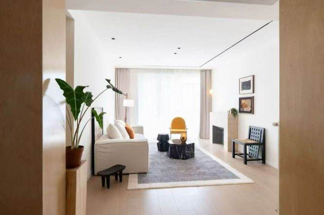 High-Floor 2BR Apartment at Top Of City (L13)