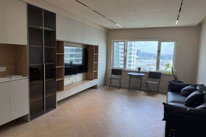 High-Floor Spacious 2BR Apartment near West Bund (L11)