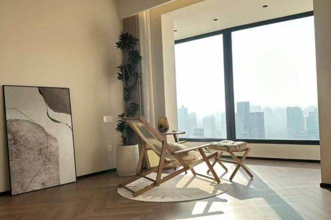 High-Floor 2BR Apartment at Top Of City (L13)