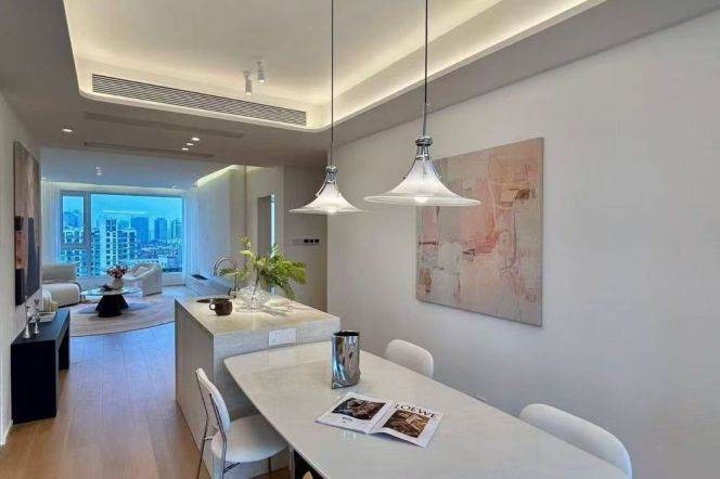 High-Floor Spacious 3BR Apartment in Gubei