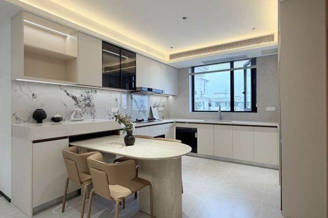 High-Floor 4BR Apartment near Zhongshan Park (L2/L3/L4)