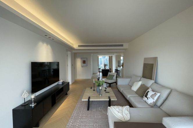 3BR Apartment near West Yan'An Rd Metro with Floor-to-Ceiling Windows (L3/L4)