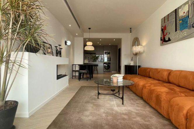 Spacious 2BR Apartment near Jiangsu Rd Metro with Floor-to-Ceiling Windows (L2/L11)