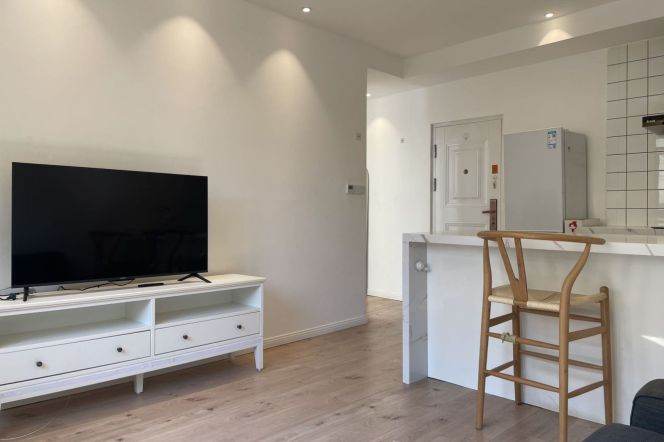 1BR Apartment in Jing'an with Green View