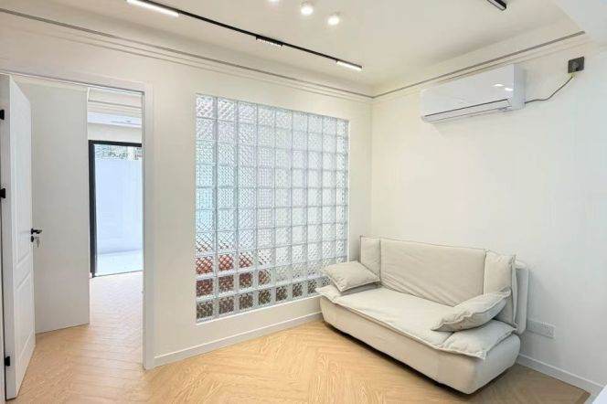 1BR Apartment near Zhongshan Park with Terrace (L11/L13)