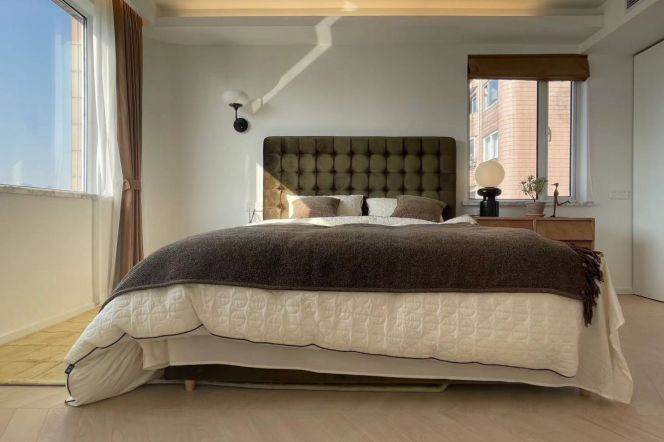 Spacious 2BR Apartment near Jiangsu Rd Metro with Floor-to-Ceiling Windows (L2/L11)