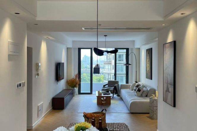 2BR Apartment at Top Of City with Floor-to-Ceiling Windows (L13)