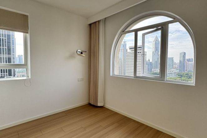 High-Floor 2BR Apartment near Huaihai Lu (L1/L8/L14)