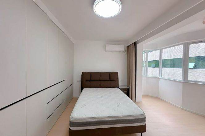 Spacious 2BR Apartment near West Yan'An Rd Metro