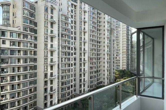 2BR Apartment at Top Of City with Floor-to-Ceiling Windows (L13)