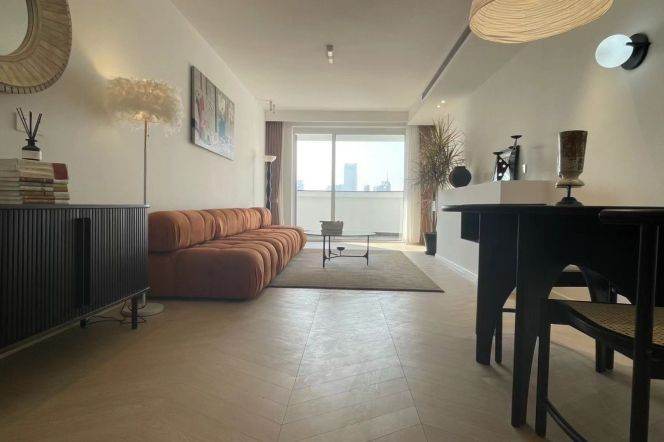 Spacious 2BR Apartment near Jiangsu Rd Metro with Floor-to-Ceiling Windows (L2/L11)