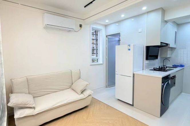 1BR Apartment near Zhongshan Park with Terrace (L11/L13)