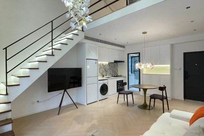 Spacious 1BR Lane House in Jing'an with Floor-to-Ceiling Windows