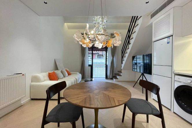 Spacious 1BR Lane House in Jing'an with Floor-to-Ceiling Windows