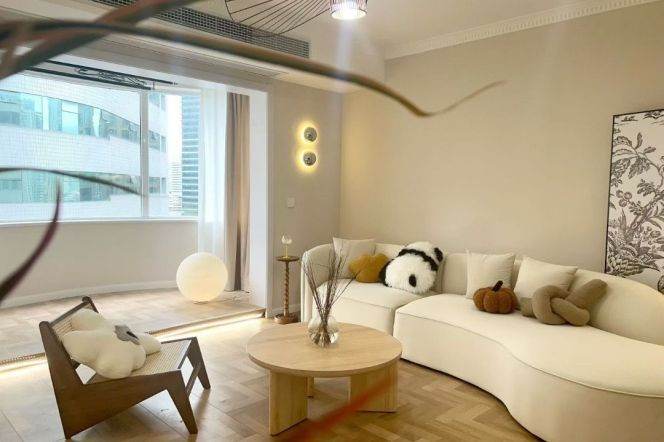 High-Ceiling 3BR Apartment with Floor-to-Ceiling Windows (L9)