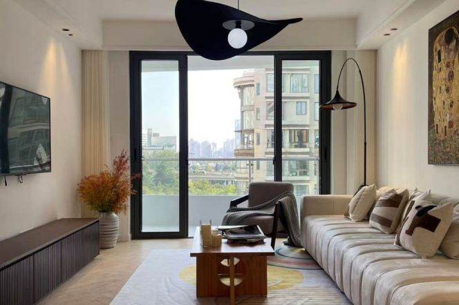 2BR Apartment at Top Of City with Floor-to-Ceiling Windows (L13)