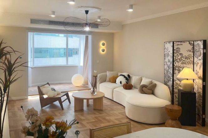 High-Ceiling 3BR Apartment with Floor-to-Ceiling Windows (L9)