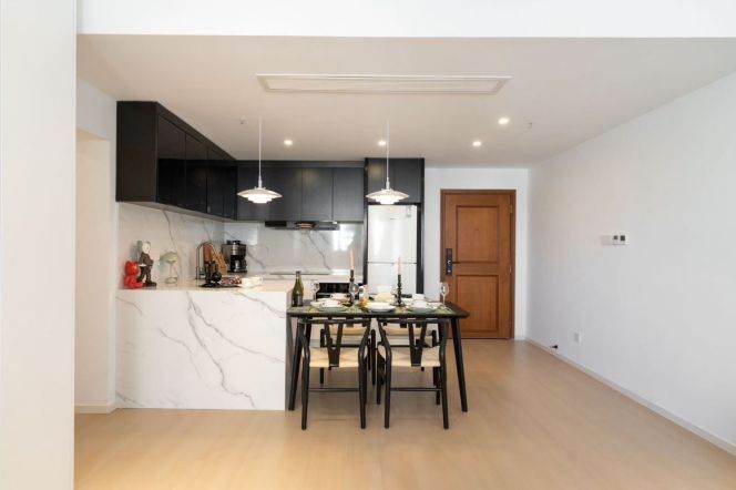 High-Floor Spacious 2BR Apartment near Jiangsu Rd Metro