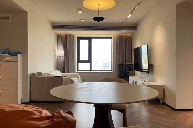 High-Floor 2BR Apartment at Top Of City with Floor-to-Ceiling Windows (L13)