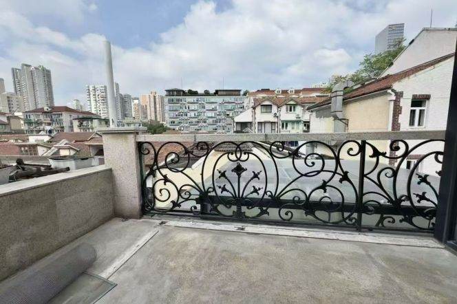 2BR Lane House in Jing'an with Terrace