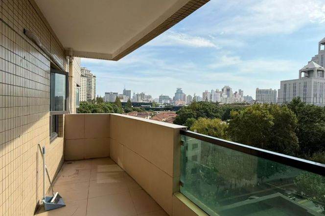 Spacious 2BR Apartment at Ambassy Court (L1/L7/L10)