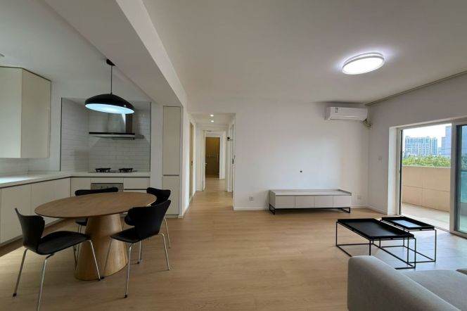 Spacious 2BR Apartment at Ambassy Court (L1/L7/L10)
