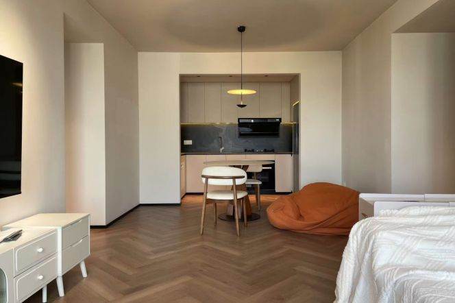 High-Floor 2BR Apartment at Top Of City with Floor-to-Ceiling Windows (L13)