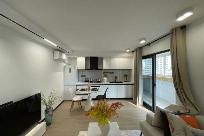 High-Floor Spacious 1BR Apartment in Jing'an with Floor-to-Ceiling Windows (L2/L11)