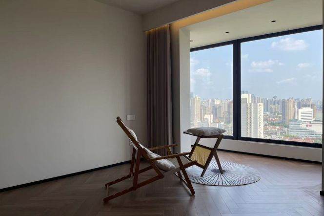 High-Floor 2BR Apartment at Top Of City with Floor-to-Ceiling Windows (L13)