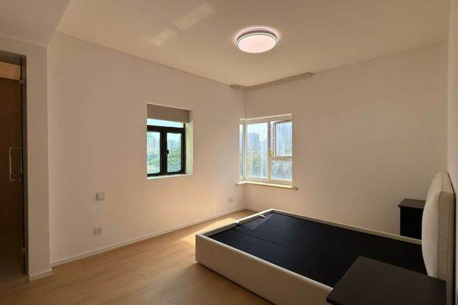Spacious 2BR Apartment at Ambassy Court (L1/L7/L10)