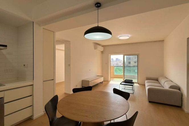 Spacious 2BR Apartment at Ambassy Court (L1/L7/L10)