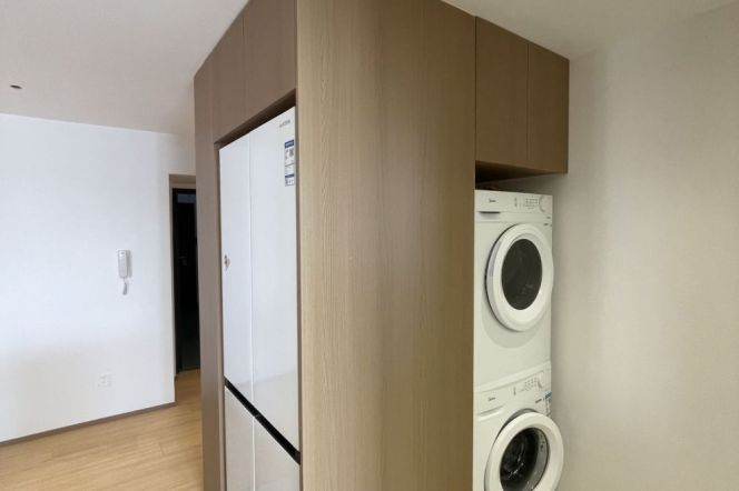 High-Floor 2BR Apartment near Changshou Rd Metro with Outstanding View (L13)