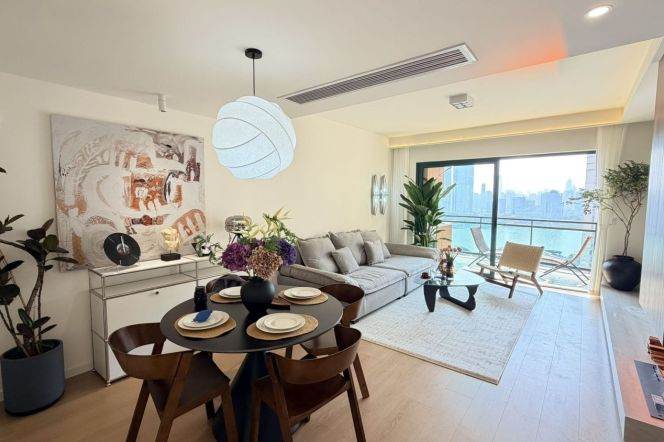 High-Floor 3BR Apartment near Shangcheng Rd Metro with Outstanding View