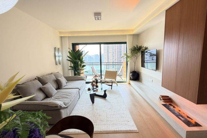 High-Floor 3BR Apartment near Shangcheng Rd Metro with Outstanding View
