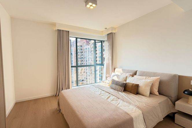 High-Floor 3BR Apartment near Shangcheng Rd Metro with Outstanding View