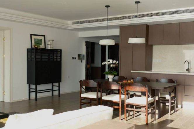 High-Floor 4BR Apartment near Shangcheng Rd Metro