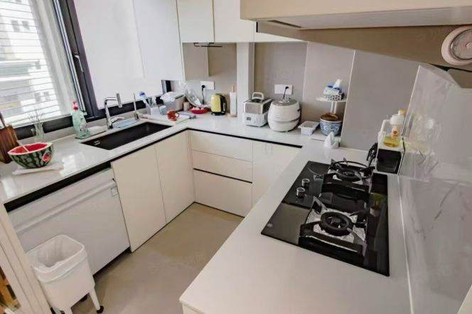 Spacious 2BR Apartment at Jing'an Four Seasons Apartments (L2/L12/L13)