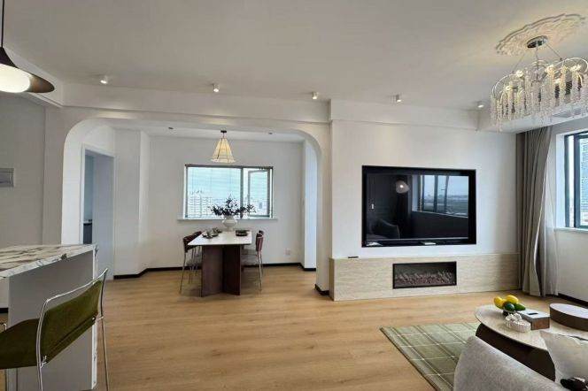 High-Floor Spacious 2BR Apartment in Hongqiao CBD (L12)