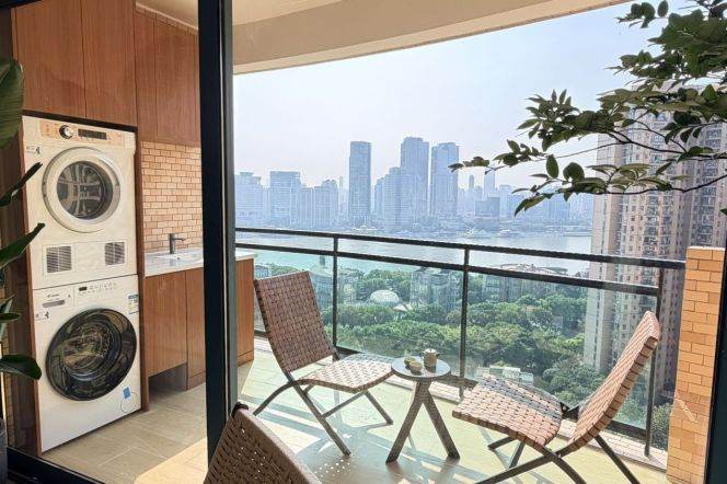 High-Floor 3BR Apartment near Shangcheng Rd Metro with Outstanding View