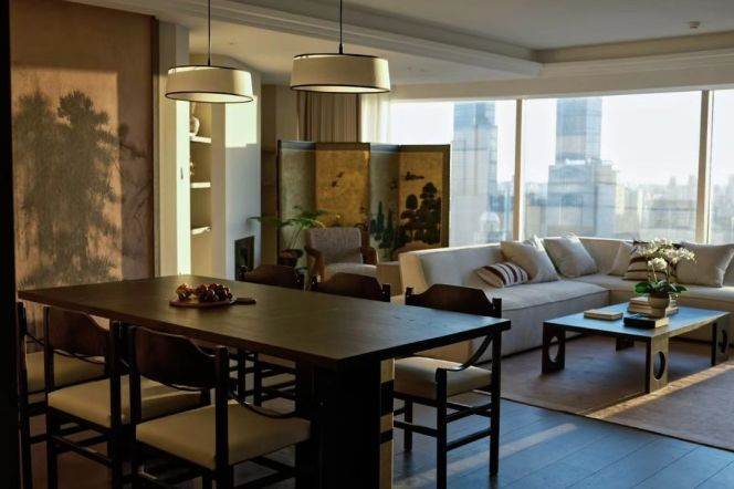 High-Floor 4BR Apartment near Shangcheng Rd Metro