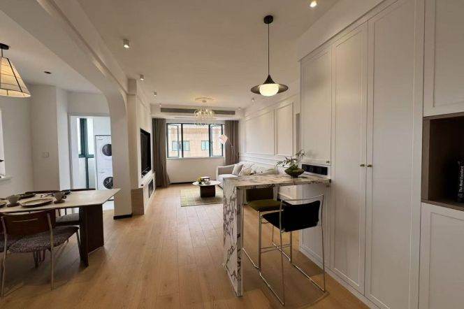 High-Floor Spacious 2BR Apartment in Hongqiao CBD (L12)
