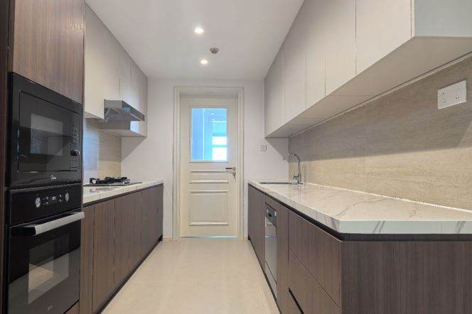 High-Floor 4BR Apartment near Shangcheng Rd Metro