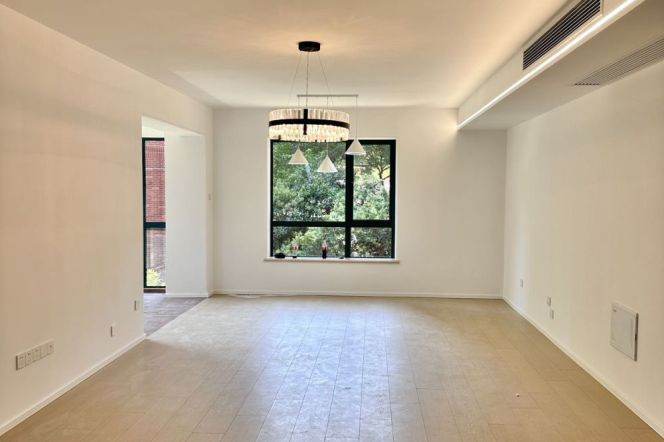 3BR Apartment near Jing'an Temple with Green View