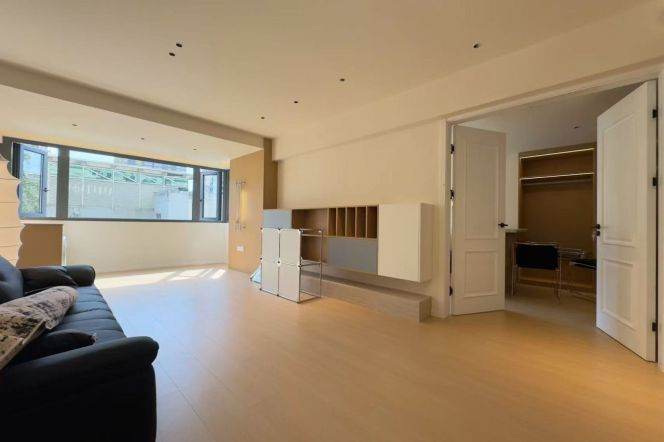 Spacious 1BR Apartment in Jing'an