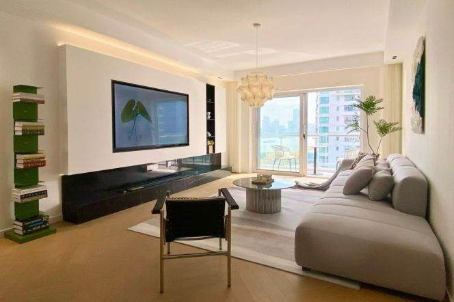 Spacious 3BR Apartment near West Bund with Outstanding View